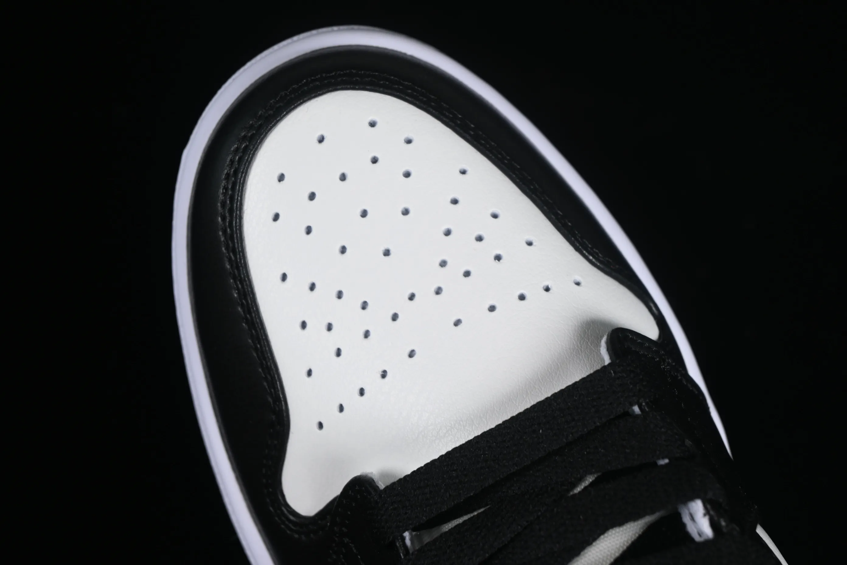 All categories Air Jordan Jordan series basketball shoes Air Jordan 1 Mid Air Jordan 1 Mid "Black Toe" AJ1 Joe 1 white black red Zhongbang basketball shoes BQ6472-160